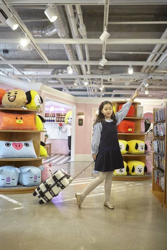 맹서후 학생기자가 라인프렌즈 플래그십 스토어 이태원점 2층 BT21 제품 판매 코너서 포즈를 취해 보였다. 영업 시작이 오전 열한 시인데도 이미 열한 시에 물건을 양손에 가득 구매해 나오는 외국인이 보일 정도로 관광객에게 인기가 높은 곳이다. 주로 방탄소년단(BTS) 팬들로, 이들의 구미에 맞게 매장에선 BTS 노래가 반복적으로 흘러 나왔다.