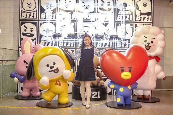 맹서후 학생기자가 BT21 캐릭터 모형 사이에 서 포즈를 취해 보였다. 그는 이날 캐릭터 '치미'에 푹 빠졌다.