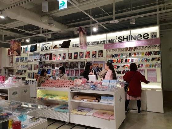 SM 코엑스아티움 2층 굿즈 판매 구역 모습이다. 그룹별, 멤버별 세분화된 다양한 굿즈를 구매할 수 있다.