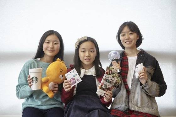 (왼쪽부터)진효원 학생모델, 이은채·김나연 학생기자가 각자 준비한 굿즈를 들어 보였다.