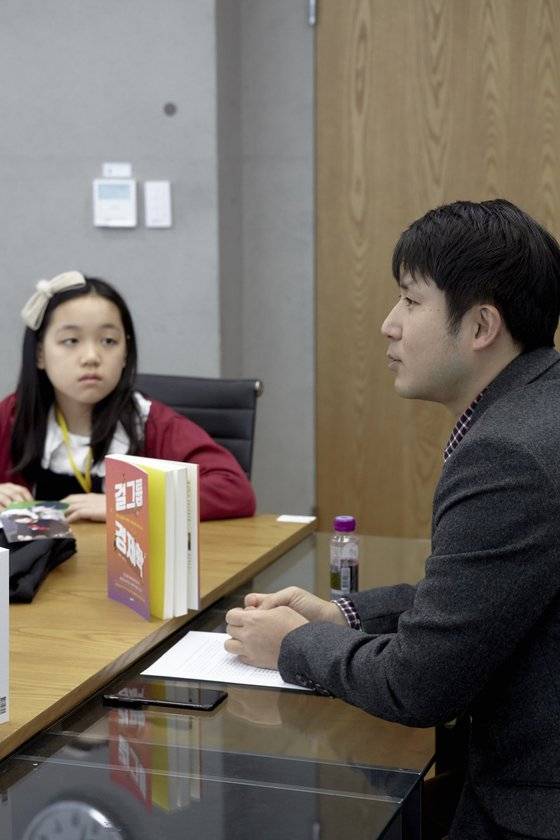 이은채 학생기자(왼쪽)는 BT21 굿즈를 다수 소장하고 있다. 주로 친구들에게 판매 소식을 듣거나 직접 온라인에 검색해 구매할 수 있는 장소를 알아낸다.