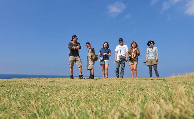 바다 빛깔이 특히 더 고운 한자키에서 기념촬영