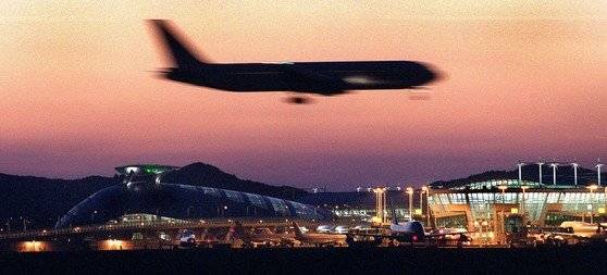 해외로 여름휴가를 떠나려면 전략을 잘 짜야 한다. 3·4월에는 항공사의 할인 프로모션이 집중될 예정이다. [중앙포토]