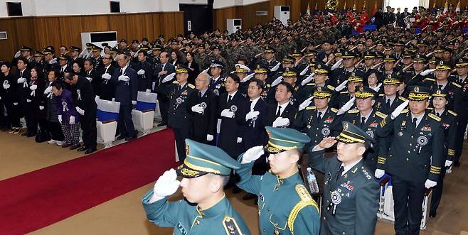 이날 안장식에는 유가족 6명, 유관기관, 장병 280여명 등이 참석했다. 참석자들이 국기에 대한 경례를 하고 있다. 프리랜서 김성태