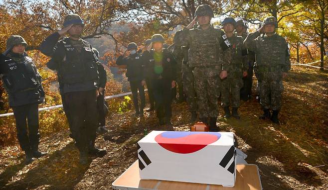 지난해 10월 25일 오전 강원도 철원군 철원읍 화살머리고지에서 국방부 유해발굴감식단원들이 6.25 당시 백마고지 전투에서 숨진 고 박재권 이등중사의 유해를 발굴한 뒤 거수경례를 하고 있다. 사진공동취재단