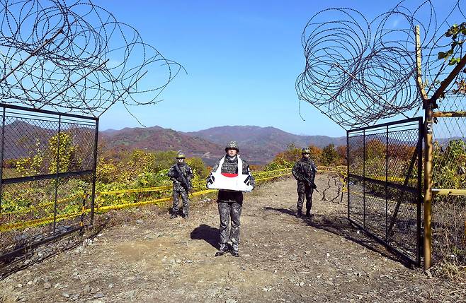 국방부 유해발굴감식단원이 지난해 10월 25일 남북 공동유해 발굴을 위한 지뢰제거 작업중인 강원도 철원군 화살머리고지에서 국군 전사자 고 박재권 이등중사의 유해를 수습해 이송하고 있다. [AP=연합뉴스]