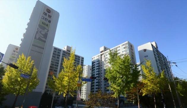 경남 창원 성산구 대방동 대방그린빌. 이 아파트를 다수 소유한 임대사업자 김모 씨가 지난해 여름 파산하면서 세입자들이 보증금을 돌려받지 못하고 있다. 네이버거리뷰 캡처