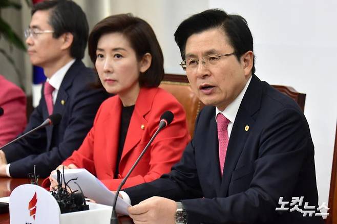 ▲ 황교안 자유한국당 대표(오른쪽)가 지난 20일 오전 국회에서 열린 당대표 및 최고위원-중진의원 선거대책회의에서 모두발언을 하고 있다. 가운데는 나경원 원내대표. 사진=노컷뉴스