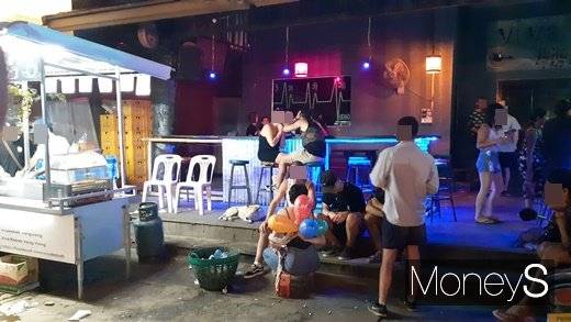 라오스 방비엥에 위치한 술집에서 여행객들이 마약풍선으로 불리는 '해피벌룬'을 마시고 있다. /사진=류은혁 기자