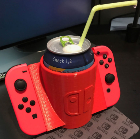 (스위치를 플레이할 때 음료수는 기본이지! 라고 외치는 듯한 모습이다)