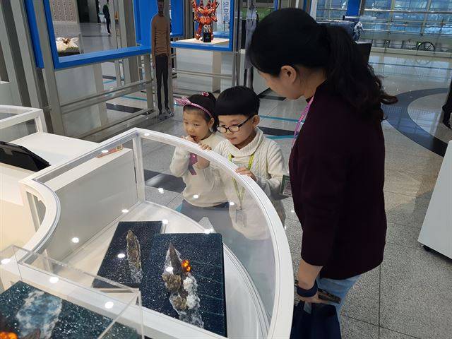 지난 15일 국립과천과학관에서 전시중인 이원희 작가의 '해전 디오라마', 어뢰에 겸침되는 전함을 관람하고 있는 진태호군이 엄마, 동생과 함께 작품을 관람하며 신기해 하고 있다.