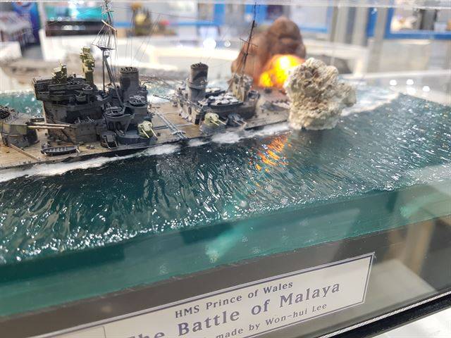 국립과천과학관에서 전시중인 이원희 작가의 '해전' 디오라마. 어뢰를 맞은 전함에 불기둥이 치솟고 있다. 바다속에는 또 하나의 어뢰가 전함으로 접근중이다.