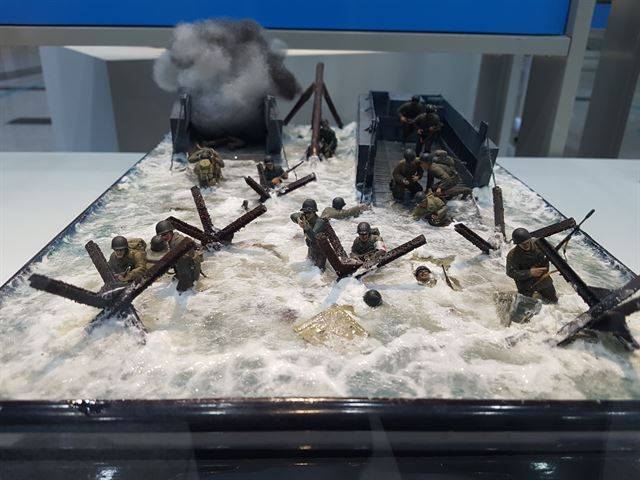 국립과천과학관에서 전시중인 전우석 작가의 '잘못된 상륙작전' 디오라마. 영화 '라이언일병 구하기' 첫 장면을 디테일하게 표현한 게 압권이다.