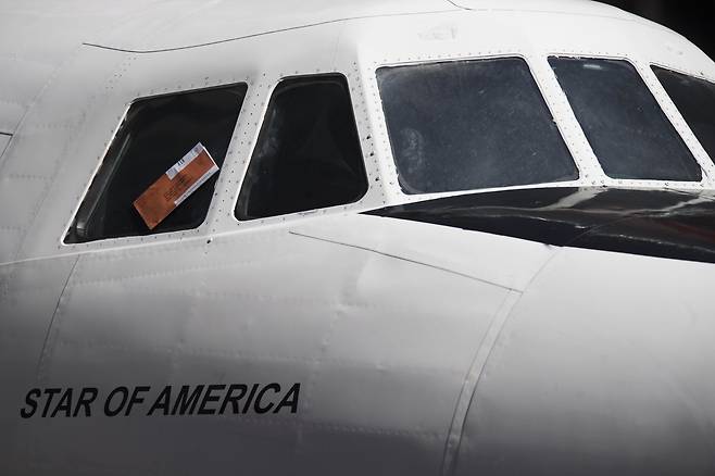1960년대 미국 TWA 항공사의 비행기 동체가 뉴욕 타임스퀘어에 전시돼 있다. [AP=연합뉴스]