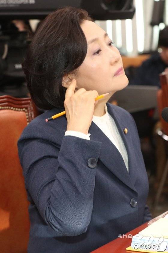 (서울=뉴스1) 이종덕 기자 = 박영선 중소벤처기업부장관 후보자가 27일 서울 여의도 국회 산업통상자원중소벤처기업위원회에서 열린 인사청문회에출석해 의원들의 질의를 경청하고 있다. 2019.3.27/뉴스1   <저작권자 © 뉴스1코리아, 무단전재 및 재배포 금지>