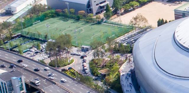 고척 스카이돔 옆에 있는 축구장 모습. 돔 구장에 농구장, 수영장 등 다양한 주민 체육시설이 갖춰져 있다.