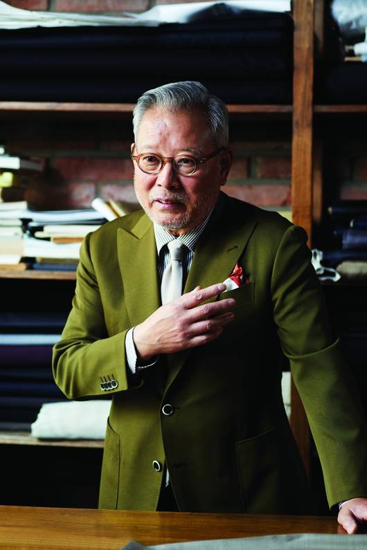 카키색 정장에 손수건으로 포인트를 준 여용기씨. 사진 박형인(스튜디오 톰 실장)