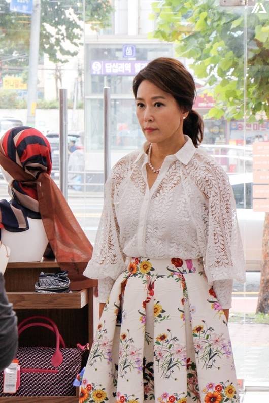 화려한 꽃무늬 치마를 입은 배우 차화연. 〈한국방송〉(KBS) 제공