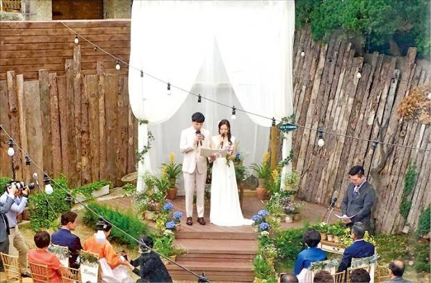 일본 도쿄 캣스트리트에 있는 트렁크호텔은 작은 공간을 가장 효율적인 결혼 공간으로 활용하고 있다. 사진은 친환경 의류 제품을 만드는 대지를위한바느질의 에코웨딩 모습이다.