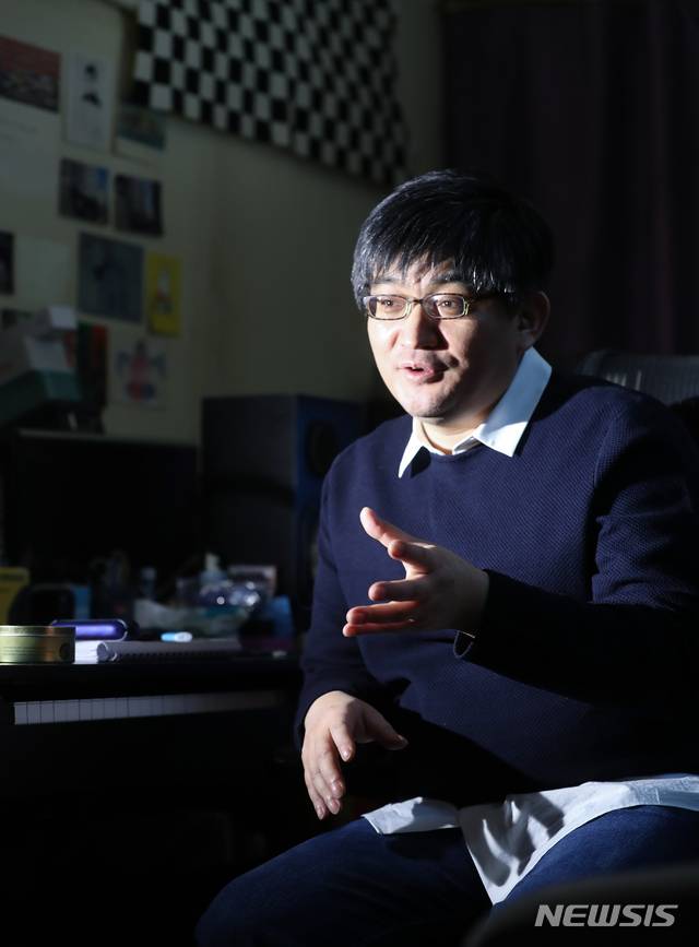 【서울=뉴시스】조수정 기자 = 작사가 박창학이 20일 오후 서울 영등포구 작업실에서 뉴시스와 인터뷰에 앞서 포즈를 취하고 있다. 작사가 박창학은 오는 5월 재공연하는 뮤지컬 '안나 카레니나'에 참여한다. chocrystal@newsis.com