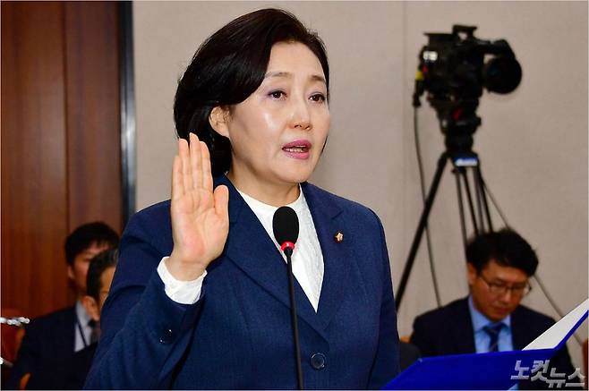 박영선 중소벤처기업부 장관 후보자가 27일 국회에서 열린 인사청문회에서 선서를 하고 있다. (사진=윤창원기자)