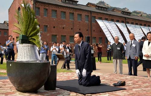 하토야마 유키오 일본 前 총리가 2015년 서대문 형무소에서 무릎을 꿇고 있다.