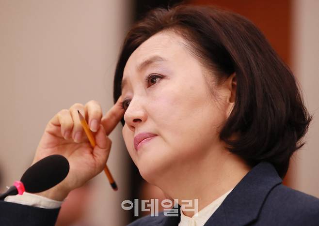 박영선 중소벤처기업부 장관 후보자가 27일 오전 서울 여의도 국회에서 열린 산업통상자원중소벤처기업위원회 인사청문회에 출석해 의원들의 질의에 얼굴을 만지고 있다. [이데일리 노진환 기자]