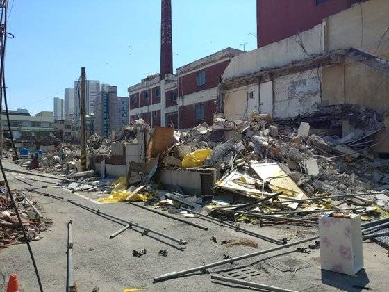 인천 미추홀구 숭의동의 집창촌 옐로하우스에서 철거가 계속되고 있다. 건물 몇 곳에는 여전히 사람이 살고 있다. 최은경 기자