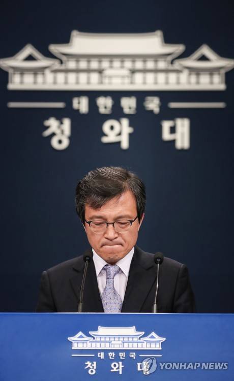 '고가건물 매입 논란' 김의겸 청와대 대변인 전격 사퇴 (서울=연합뉴스) '고가건물 매입 논란' 김의겸 청와대 대변인이 29일 전격 사퇴했다. 김 대변인 청와대 출입기자단 대화방에 메시지를 올리고 사퇴 의사를 밝혔다. [연합뉴스 자료사진] hkmpooh@yna.co.kr