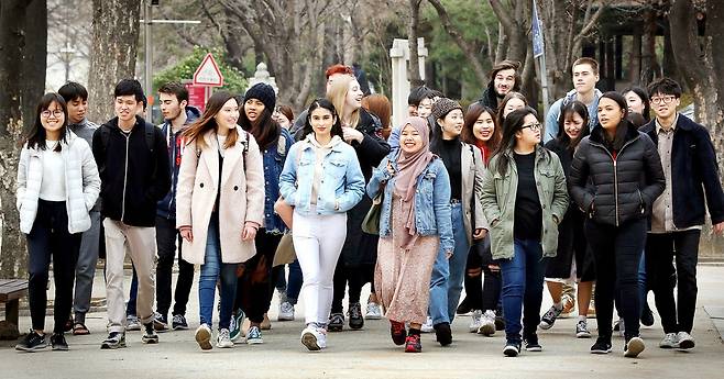 지난 27일 <한겨레>의 사진 취재에 응하겠다고 나선 세종대의 외국인 유학생 20여명이 한자리에 모였다. 서툰 한국말과 프랑스어, 영어, 중국어, 말레이시아어 등 다양한 언어로 대화를 나누며 활기차게 걷고 있다. 강재훈 선임기자 khan@hani.co.kr