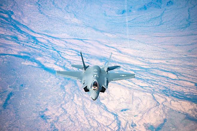 우리 공군의 첫 스텔스 전투기인 F-35A 2대가 29일 오후 청주 공군기지에 도착했다. 미국 애리조나주에 있는 루크 공군기지에서 출발, 한국으로 비행하고 있는 F-35A.[사진 방위사업청]