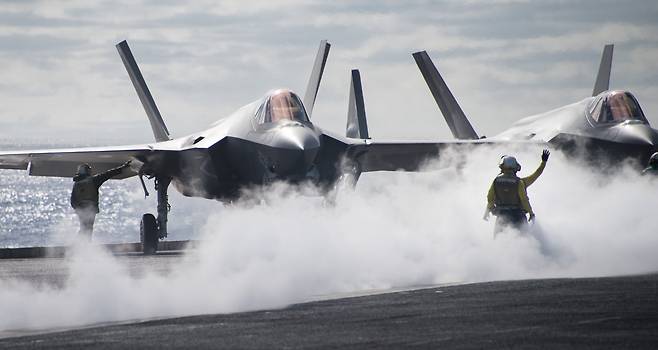 미 해군 제147 전투공격비행대대(VFA-147)의 F-35C가 지난해 12월 핵항모인 칼빈슨함(CVN 70)에서 이륙 준비를 하고 있다. [미 해군=연합뉴스]