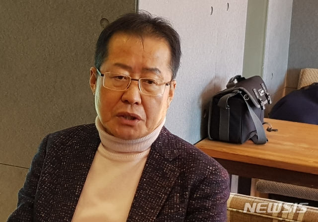【창원=뉴시스】 홍정명 기자 = 홍준표 자유한국당 전 대표가 8일 오후 경남 창원시 의창구 용호동 카페오로라에서 가진 지역언론과의 기자간담회에서 박근혜·이명박 전 대통령의 석방 주장 관련 당위성을 설명하고 있다.2019.02.08.  hjm@newsis.com