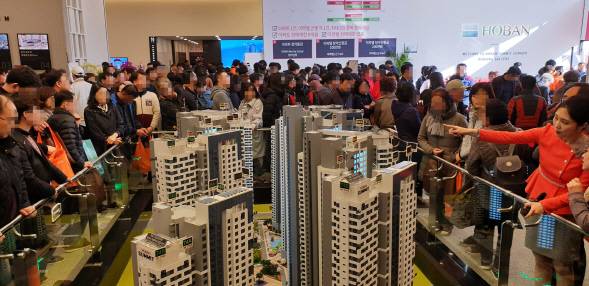 지난 29일 인천 연수구 송도동에서 문을 연 ‘호반써밋 송도’ 모델하우스를 찾은 내방객들이 단지 모형도를 둘러보고 있다.(호반건설 제공)