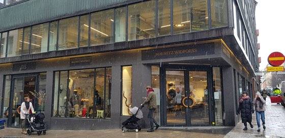 '라떼 파파'에 이어 요즘엔 '아이폰 파파'를 곳곳에서 볼 수 있는 스톡홀름 거리.  장세정 기자