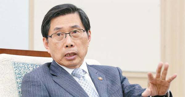 박상기 법무부 장관이 지난 29일 정부과천청사 장관 집무실에서 매일경제와 단독 인터뷰를 하고 있다. [김호영 기자]