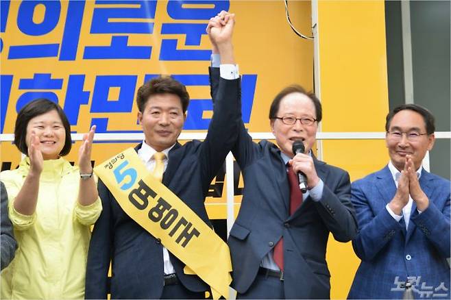 권영길 전 민주노동당 대표가 30일 상남시장 유세에서 여영국 정의당 후보의 손을 들어주며 지지를 호소하고 있다. (사진=여영국 후보 선거대책본부 제공)