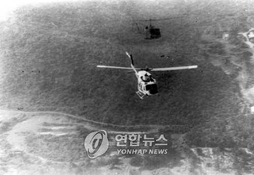 대한항공기 실종사건 2일 우리측 정부조사단을 태운 태국경찰 헬기가 밀림지역을 수색하고 있다.//(본사자료)1987.12.2 [방콕=연합뉴스 자료사진] //