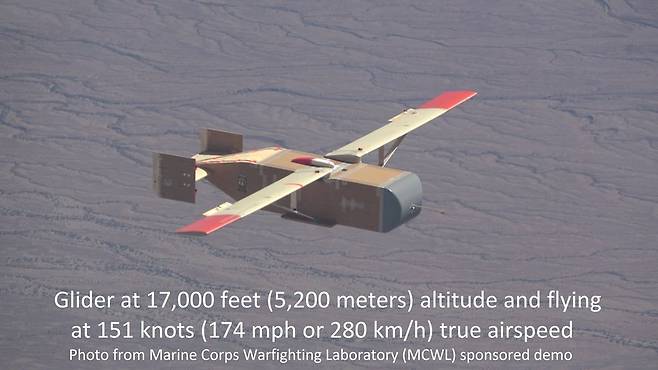 고도 5,200m에서 활강 비행중인 글라이더 드론. 속도는 시속 280km