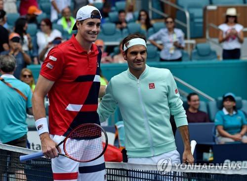 경기 시작 전 포즈를 취한 페더러(오른쪽)와 이스너. [로이터=연합뉴스] Mandatory Credit: Steve Mitchell-USA TODAY Sports