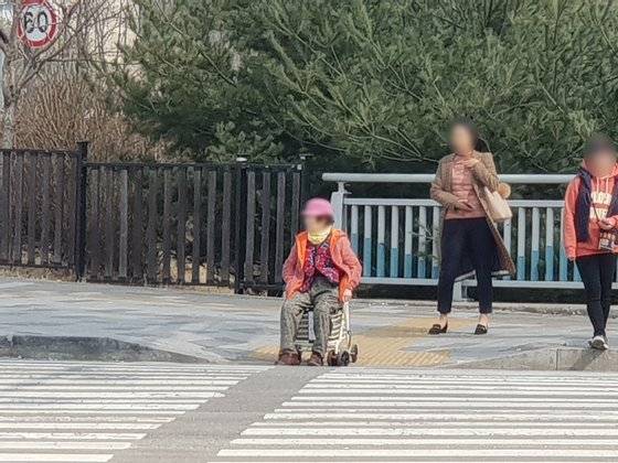 의자를 끌고 가던 노인은 횡단보도 앞에선 이 의자에 앉아 신호를 기다렸다.［사진 유석종 소장］