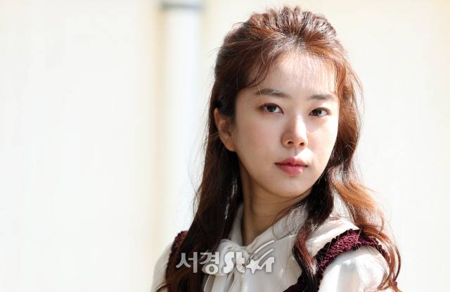 배우 박신아가 2일 서울 팔판동의 한 카페에서 진행된 서울경제스타와의 인터뷰에 앞서 포즈를 취하고 있다. /2019.04.02 서울경제스타 양문숙