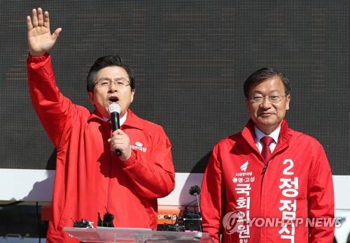 황교안·정점식 '지지호소' (통영=연합뉴스) 김동민 기자 = 자유한국당 황교안 대표가 2일 오전 경남 통영시 중앙동 충무데파트 인근에서 4·3 보궐선거에 출마한 정점식 후보(오른쪽)에 대한 지지를 호소하고 있다. 2019.4.2 image@yna.co.kr