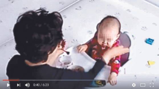 피해 아기 부모가 공개한 CCTV 영상에는 아이돌보미 김모(58)씨가 뺨과 머리를 때리고, 입에 강제로 밥을 밀어넣자 자지러지듯 울며 괴로워하는 아기의 모습이 담겼다. [유튜브 영상 캡쳐]