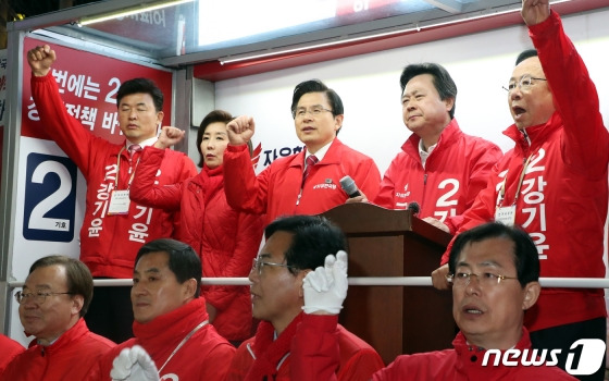 4.3보궐선거를 하루 앞둔 2일 황교안 자유한국당 대표와 강기윤 자유한국당 창원성산 후보가 경남 창원시 성산구 유탑사거리에서 열린 마지막 유세에서 지지를 호소하고 있다./사진=뉴스1