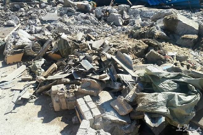 양어장 철거장에서 석면과 일반 폐기물들이 뒤엉켜 나뒹굴고 있는 모습(사진=유선희 기자)