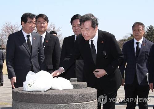 헌화하는 이낙연 총리 (제주=연합뉴스) 김승두 기자 = 이낙연 국무총리가 3일 오전 제주 4·3평화공원내 행방불명인 표석지를 참배하며 헌화하고 있다. 2019.4.3 kimsdoo@yna.co.kr