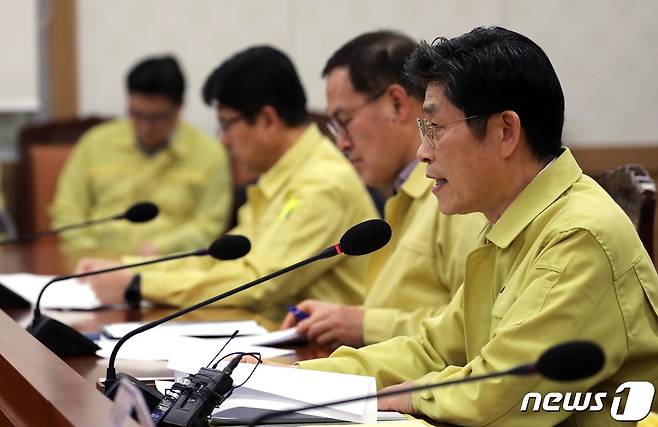 노형욱 실장이 정부세종청사 국무조정실 대회의실에서 열린 서울-세종 영상 ASF 관계부처 회의에서 모두발언을 하고 있다. 장수영 기자