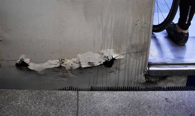 26일 서울 용산역에 정차 중인 코레일 소속 174 편성의 외장이 찢겨 있다.