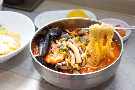 해산물과 돼지고기 고명이 듬뿍 들어간 복성루 짬뽕. 최승표 기자